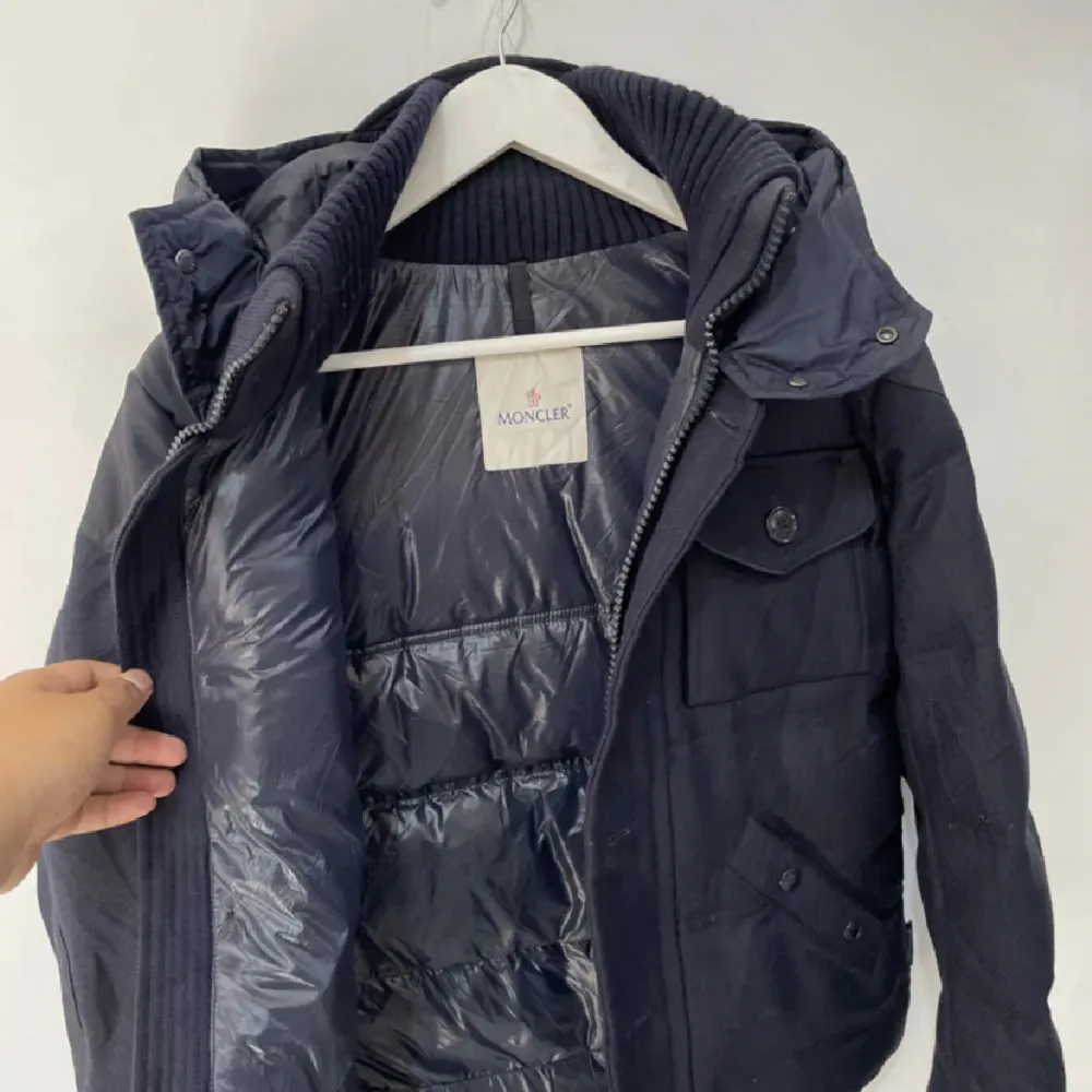 Säljer en snygg mörkblå dunjacka från Moncler. Jackan har en quiltad design med dragkedja och knappar framtill. Den har långa ärmar och flera praktiska fickor. ✔️Äkthetsbevis ✔️FlerBilderFinns ✔️Stockholm ✔️Fraktas/Möts ✔️pris kan diskuteras! . Takit.