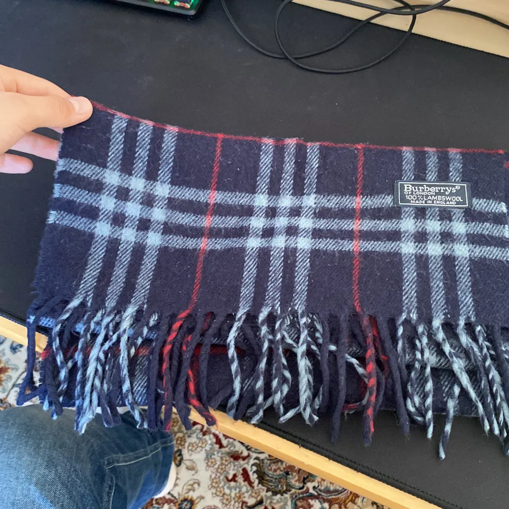Säljer denna riktigt snygga mörkblåa burberryhalsduken. Går för ungefär 800-1500 om man köper second hand men nya går för 4000kr ungefär. Äkta såklart. . Asusteet.