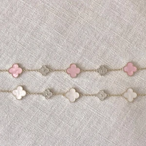Klöver armband  - Inspirerad rosa/vit klöver armband, helt ny och aldrig använd! 18 k guldpläterad och rostfrittsstål. Pris kan diskuteras vid snabb affär🤍 70 kr/st 