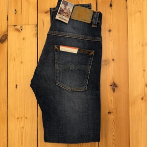 HELT NYA Nudie slim fit jeans ”Thin Finn” W29 L30 - Tvärfeta marinblåa Nudie slim fit jeans | skick 10/10, helt nya med lappar | modell ”Thin Finn” | W29 L30 | pris i butik ca 1500kr, vårat pris 699kr, galet bra pris | vi postar inom 24 timmar, ofta inom 60 minuter | vi kan ej erbjuda en bild med jeansen på då det inte är våran storlek // HLselling