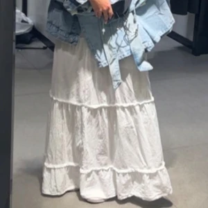 Vit långkjol med volanger - Säljer en vacker vit långkjol med volanger. Passar perfekt till sommar och vår. 💐 från Nelly tror jag 