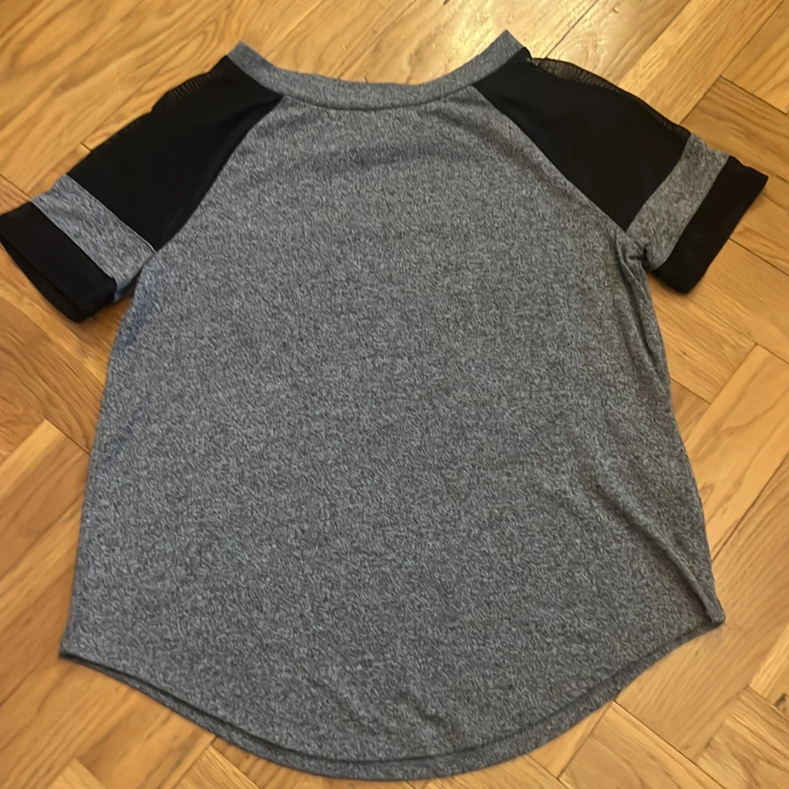 Grå och svart t-shirt - 1