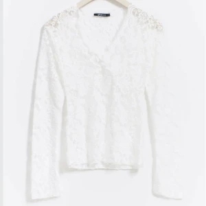 Vit spetsblus från Zara - Långärmad tröja i spets. Endast testad