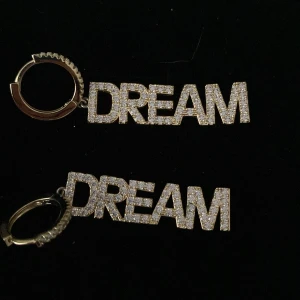 Ioaku örhängen  - Supersnygga örhängen från Ioaku. 💕Perfekta för att ge en extra touch till din outfit. 💘Box medföljer. Pris kan diskuteras vid snabb affär 💗 nypris är 600 kr 💖