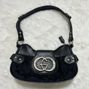 Väska / handväska  - Superfin  handväska med silverdetaljer, mått ca 27x15. fint skick. Endast den man drar i på dragkedjan som är lite lös.  Köp sker via köp , jag postar inom 24h. Kvar tills markerad såld 