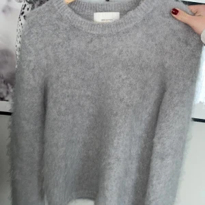 Mohair tröja  - Jätte mysig och skön mohair tröja från hm, helt slutsåld. Orginalpris 699kr. Fint skick bara använd fåtal gånger. Skriv vid frågor, tar gärna emot prisförslag. Många intresserade så köp direkt genom ”köp nu” funktionen så postar jag snabbt!☺️☺️🩷🩷