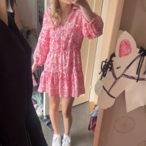 klänning från Zara - En sommar klänning från Zara!! Det är en stl M men sitter som stl S och funkar på både en S och M!! 