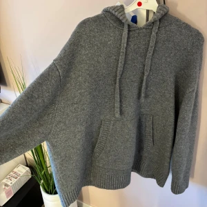 Stickad hoodie zara  - Säljer min grå stickade hoodie från Zara! Aldrig använd och därför jag säljer den, superbra skick! Normal i storleken❤️pris kan diskuteras vid snabb affär 