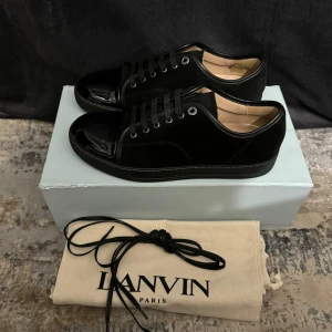 Lanvin Skor - INGA BYTEN OCH MÖTS EJ UPP!  | Lanvin DBB1 | Nypris: 5000 SEK | Storlek: UK 7 - EU 41 passar 42 | Skick: Suveränt | Medföljer: Box, Dustbags, extra snören | Finns att köpa här på plick och på våran hemsida där fri frakt erbjuds!  