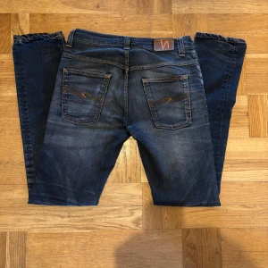 Nudie jeans ”thinn finn” - Tvärfeta byxor från Nudie top kvalitet. Byxorna är 40cm vid midjan och 111cm vid benen eller W33 L34. Använd ett få tal gånger och är redo för användning. Fraktas inom 24 timmar// tfselling