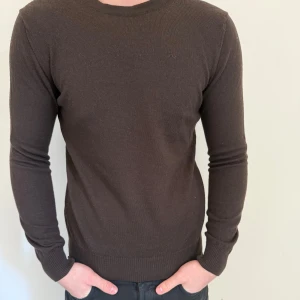 Brun stickad tröja - En tunnare stickad tröja från j lindberg. Den är i storlek m men passar bättre på s