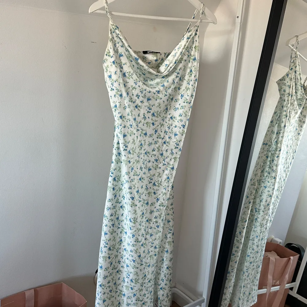 Säljer en sommarklänning från Gina Tricot med ett blommigt mönster i blått och grönt. Klänningen är nästan aldrig använd. Köpte den förra året så den finns inte kvar på hemsida. 🌺✨🌼. Mekot.