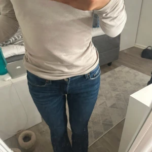 Mörkblå lågmidjade bootcut jeans - Snygga mörkblåa bootcut med låg midja från gina tricot . Jeansen är i nyskick . Nypris 500kr . Skriv för fler bilder 💕