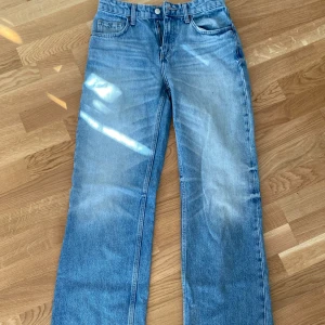 Blå jeans  - Snygga blå jeans från Zara. Köptes från Vinted men passade inte mig så säljer dem. Passformen är straight leg men när man har på sig dem är jeansen snarare bootcut/flare liknande. På kanterna är det lite slitet men ingenting allvarligt, utöver märks det knappt att jeansen tidigare blivit använda. Tveka inte att ta kontakt om du vill ha fler bilder! 