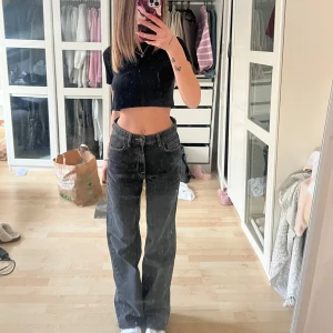 Jeans - Svart/gråa högmidjade jeans