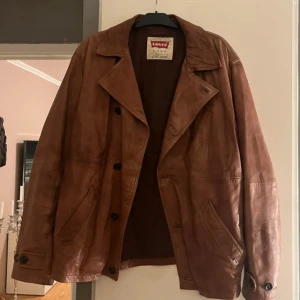 Skinnjacka  - Säljer denna bruna skinnjacka, använd men ändå i bra skick!