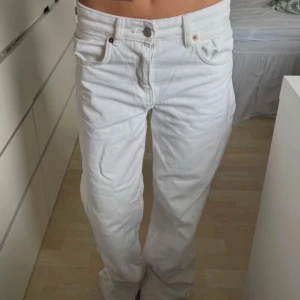 Lågmidjade vita zara jeans - Stl 32 och nyskick 💓