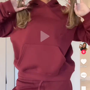 Vinröd hoodie - Säljer min Gina hoodie andvänd fåtal gånger för växt ur den🥰