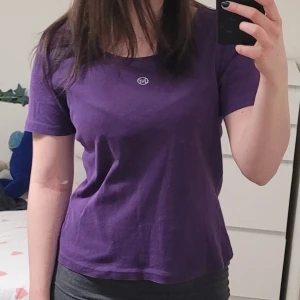Lila t-shirt med logga - Snygg lila t-shirt med en liten M-logga på bröstet