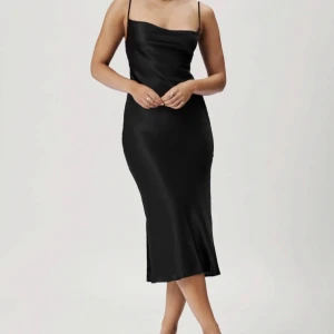 Oanvänd Vienna Dress från Adoore - Superfin helt oanvänd klänning från Adoore. Smala axelband och öppen rygg med snörning, reglerbar storleksmässigt. Fungear absolut som stl.  38. Nypris 1 395 kr.   