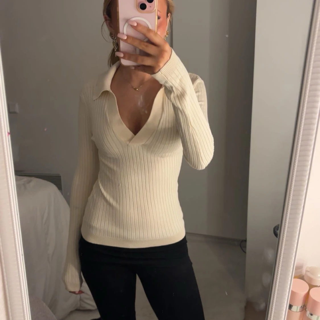 Vit ribbad polotröja