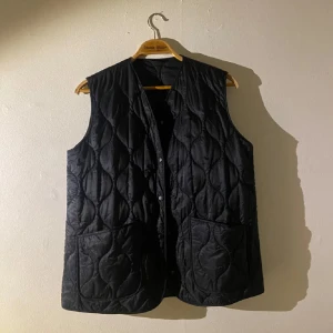 As snygg väst - Säljer min fina väst från otherstories, helt oanvänd endast testad.