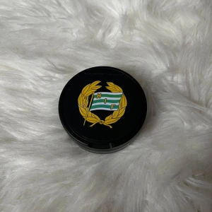 Svart förvaringsdosa med valfri design  - Hammarby dosan✨Perfekt för att förvara småsaker eller som en dekorativ detalj.