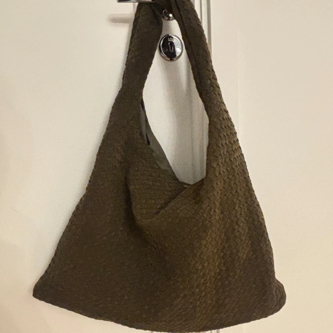 Olivgrön axelväska i flätat material - 1