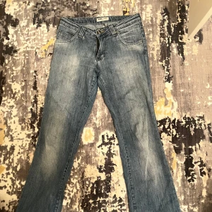 Blå Lågmidjade jeans från Marion/lee - Snygga Lågmidjade blå jeans från Marion/lee med klassisk femficksdesign och dragkedja. De har en bootcut-stil som ger en avslappnad look. Perfekta för en casual outfit. Passar mig som bär S men även M