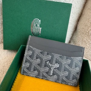 Korthållare - Korthållare - Nyskick - Färg: Grå/svart - Mitt pris: 549kr - hör av dig vid funderingar 💫