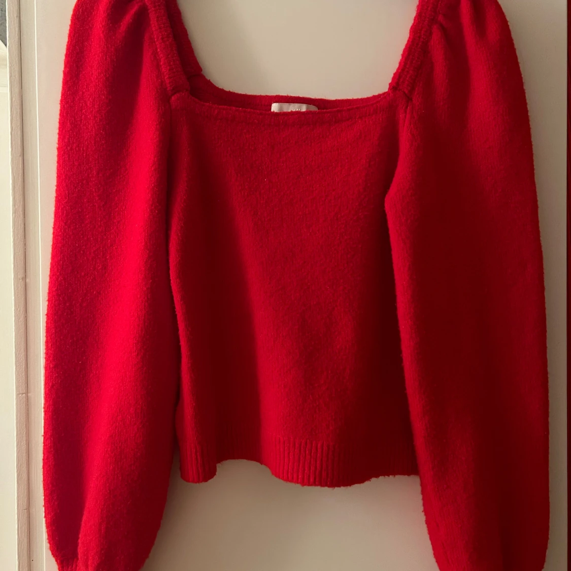 Röd stickad tröja med fyrkantig halsringning - 1