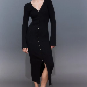 Slutsåld klänning  - Prislappen är kvar aldrig använd i från hm, helt slut såld 💓