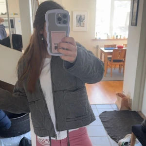 Grå quiltad jacka - Säljer grå quiltad jacka från Zara i storlek S. ALDRIG ANVÄND. köpte i fel storlek och har redan tagit bort lapparna så kan ej lämna tillbaka❤️