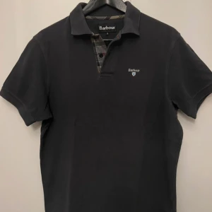 Barbour - Snygg mörkgrå pikétröja från Barbour