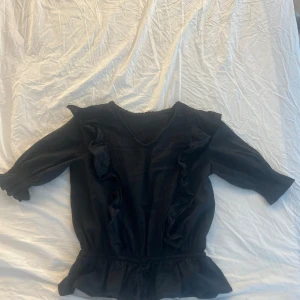 Jättefin blus - Jätterin blus som nästan aldrig använd, köpt i en butik i Thailand. Står ingen storlek men passar ungefär som xs. Pris kan diskuteras💗