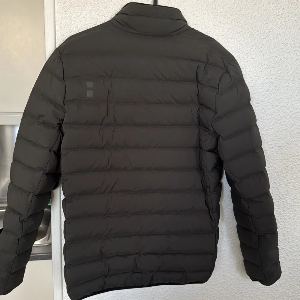 Säljer en grön dunjacka från UBR med Sonic Seam Technology och premium gåsdun. Jackan är ultralätt, har 4-vägs stretch. Perfekt för kyliga dagar med DWR väderskydd och dragkedja framtill. Inga användnings märken. Använd 3-4 gånger. Takit.