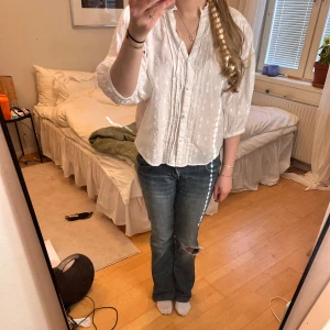 Vit blus med knappar - Säljer denna super söta blus ifrån Zara i storlek M.