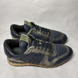 Valentino rockrunner - - Model: VALENTIO garavani rockrunner - condition: 8/10- eu size: 43 fit 42 - retail prize: 9000 SEK