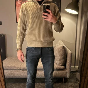 Beige ribbstickad quarter zip - Säljer en stilren beige ribbstickad quarter zip tröja. Tröjan är otroligt bekväm och passar perfekt för kyligare dagar. Bra skick. Jag som har på mig denna är 174cm lång. Bara att höra av dig om du har några funderingar 🙌🏼Pris går att diskuteras vid snabb och smidig affär. Köpt för ca 600kr på zara i spanien. 