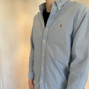 Polo Ralph Lauren Skjorta - Säljer denna feta Polo Ralph Lauren skjortan för endast 499!kr🤩 | inga defekter alls! | perfekt nu när värmen börjar komma! | Passar M | skriv vid frågor och funderingar!😁