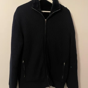 Navy stickad tröja med päls - Snygg navy stickad tröja med päls. Perfekt för våren. 