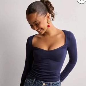 Mörkblå långärmad topp - Snygg mörkblå långärmad topp med djup v-ringning. Perfekt för en stilren look. Passar bra till jeans eller kjol. Knappt använd, storlek M