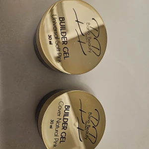 Gele från Bano beauty - 2 geler från bano beauty!  Cover natural pink och universal soft pink köpta i december, superfina och trevliga att jobba med men passar inte mina naglar, endast testat dom till typ 1 set vardera så i princip fulla. Jag packar så gott jag kan och brukar tejpa burkarna för att minimera risken för läckage.