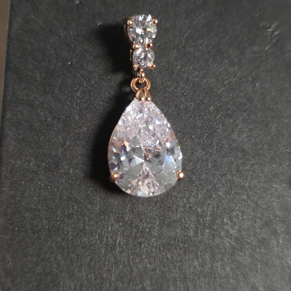 Glittriga örhängen med zirkonsten - 3