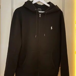 Ralph Lauren Tracksuit - Tröjan är i storlek S och byxorna i storlek M