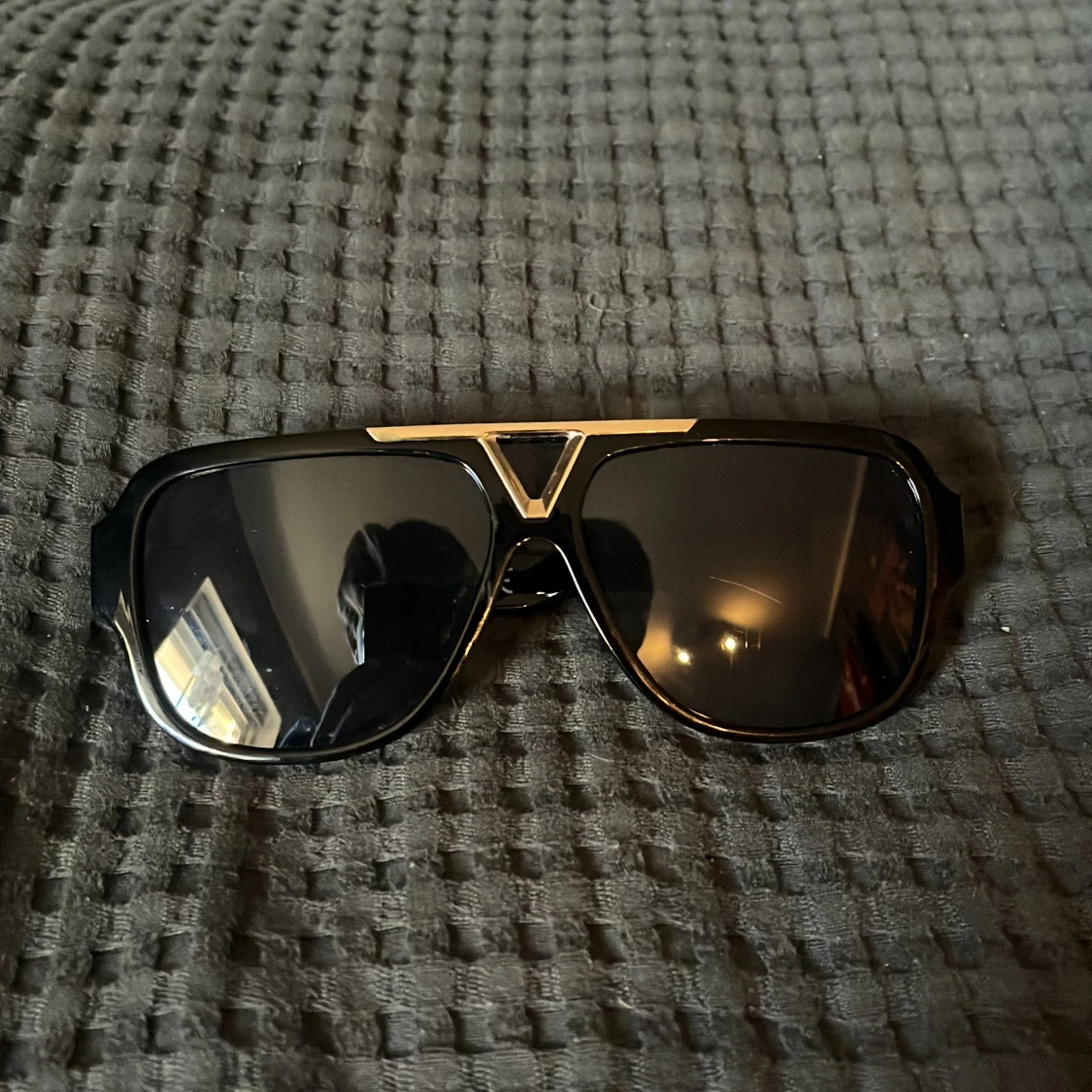 Svarta solglasögon med gulddetaljer