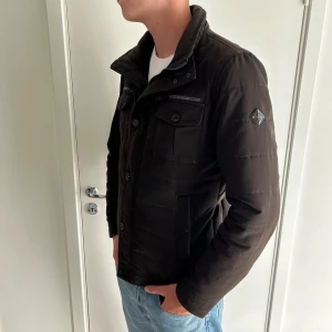 J.Lindeberg Jacka - Trendig J.Lindeberg Fieldjacket | Perfekt vår/höst jacka | Skick 8/10 inga skador | Storlek L och färgen svart | SLUTSÅLD MODELL | Nypris 4000kr | Hör av er för mer information/bilder!