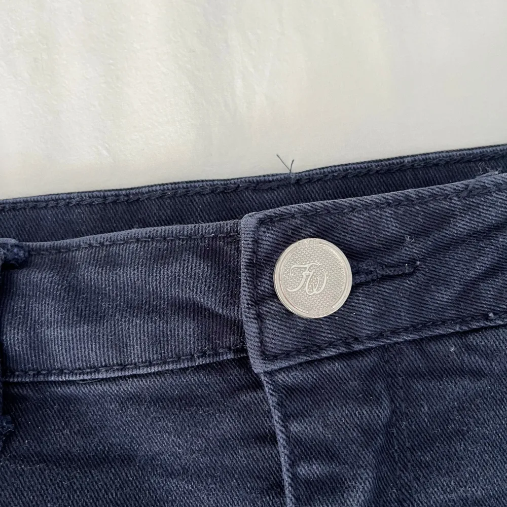 Snygg marinblå low Waist jeans kjol! Storlek M, köpt second hand. . Hameet.