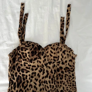 Leopardmönstrad korsettopp - Snygg leopardmönstrad korsettopp med justerbara axelband. Toppen har en figurnära passform och är tillverkad i ett mjukt material. Väl använd