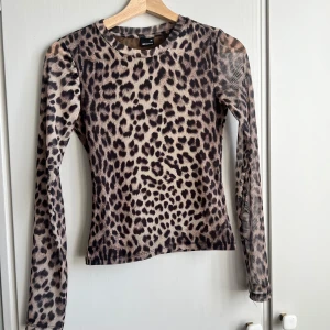 Leopard mönstrad topp💗 - Superfin topp med ett fint leopard mönster, mycket bra skick inte fläckar eller slitningar, skriv för fler bilder om hur den sitter på vid intresse💗